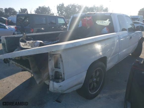 2000 Chevrolet Silverado 1500 LS with VIN 2GCEC19T0Y1209822, listed as a IAAI auction lot 41670155 with 281,800 mi miles. Bid and sale history available at carsss.com. Image 4.
