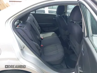 2014 Chevrolet Sonic LT z VIN 1G1JC5SH9E4159913, wystawiony jako IAAI lot #42253329 z przebiegiem 156 333 mil mil oraz . Historia ofert i sprzedaży dostępna na DreamBid. Obrazek 8.