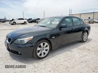 2005 BMW 5 Series 530i z VIN WBANA73565CR59540, wystawiony jako Copart lot #56939325 z przebiegiem 114 014 mil mil oraz Czysty tytuł • Clean title. Historia ofert i sprzedaży dostępna na DreamBid. Obrazek 1.