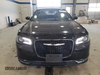 2020 Chrysler 300 S z VIN 2C3CCABGXLH145751, wystawiony jako Copart lot #46607105 z przebiegiem 75 546 mil mil oraz Szkoda całkowita • Salvage title. Historia ofert i sprzedaży dostępna na DreamBid. Obrazek 5.
