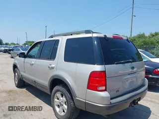 2005 Ford Explorer XLT z VIN 1FMZU73K95UB79894, wystawiony jako IAAI lot #42664316 z przebiegiem 245 233 mil mil oraz . Historia ofert i sprzedaży dostępna na DreamBid. Obrazek 3.