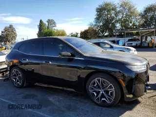 2022 BMW iX xDrive50 z VIN WB523CF06NCK54791, wystawiony jako Copart lot #68536822 z przebiegiem 1803 mil mil oraz . Historia ofert i sprzedaży dostępna na DreamBid. Obrazek 4.