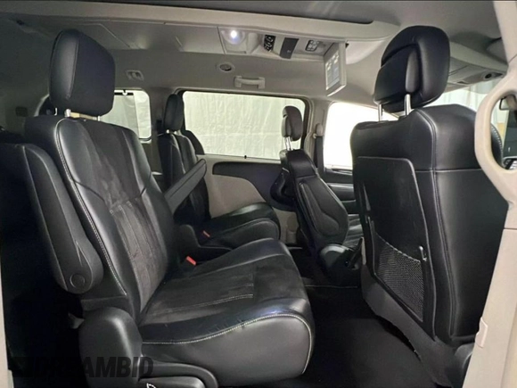 2014 Chrysler Town & Country Touring L z VIN 2C4RC1CG6ER252247, wystawiony jako Copart lot #56896245 z przebiegiem 109 485 mil mil oraz Czysty tytuł • Clean title. Historia ofert i sprzedaży dostępna na DreamBid. Obrazek 6.