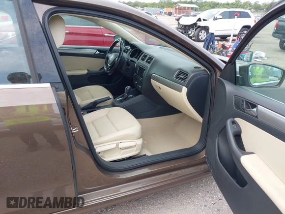 2015 Volkswagen Jetta SE with VIN 3VWD07AJXFM289988, listed as a IAAI auction lot 42322842 with 131,998 mi miles and . Bid and sale history available at DreamBid. Image 5.