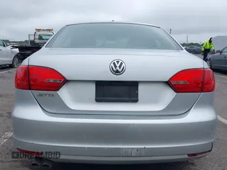 2014 Volkswagen Jetta S z VIN 3VW2K7AJ7EM217758, wystawiony jako IAAI lot #42461868 z przebiegiem 141 962 mil mil oraz . Historia ofert i sprzedaży dostępna na DreamBid. Obrazek 16.