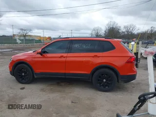 2018 Volkswagen Tiguan S z VIN 3VV0B7AX4JM124500, wystawiony jako IAAI lot #41974671 z przebiegiem 76 970 mil mil oraz . Historia ofert i sprzedaży dostępna na DreamBid. Obrazek 14.