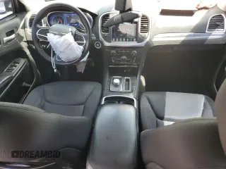 2019 Chrysler 300 Touring z VIN 2C3CCAAGXKH723055, wystawiony jako Copart lot #54528035 z przebiegiem 70 305 mil mil oraz Szkoda całkowita • Salvage title. Historia ofert i sprzedaży dostępna na DreamBid. Obrazek 8.
