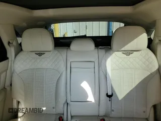2017 Bentley Bentayga W12 z VIN SJAAC2ZVXHC016000, wystawiony jako Copart lot #43702555 z przebiegiem 46 172 mil mil oraz Szkody całkowita. Historia ofert i sprzedaży dostępna na DreamBid. Obrazek 10.