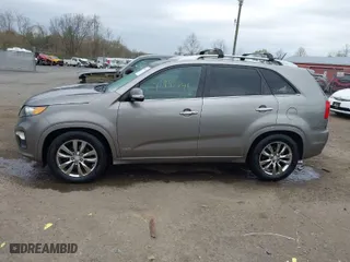 2013 Kia Sorento SX with VIN 5XYKWDA28DG353133, listed as a IAAI auction lot 41995341 with 184,297 mi miles. Bid and sale history available at carsss.com. Image 14.