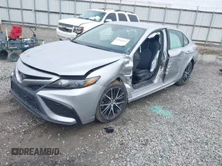 2023 Toyota Camry SE z VIN 4T1G11AK4PU724404, wystawiony jako IAAI lot #41925212 z przebiegiem 53 225 mil mil oraz . Historia ofert i sprzedaży dostępna na DreamBid. Obrazek 2.