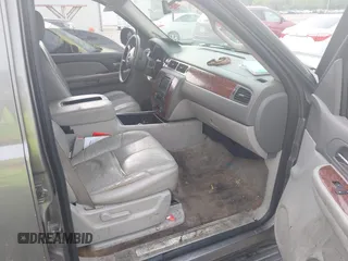 2007 Chevrolet Tahoe LTZ z VIN 1GNFK13047J273945, wystawiony jako IAAI lot #42217598 z przebiegiem Nie podano mil oraz . Historia ofert i sprzedaży dostępna na DreamBid. Obrazek 5.