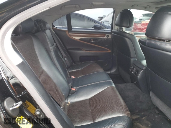2013 Lexus LS 460 z VIN JTHCL5EF1D5015905, wystawiony jako Copart lot #81110004 z przebiegiem 121 676 mil mil oraz Szkoda całkowita • Salvage title. Historia ofert i sprzedaży dostępna na DreamBid. Obrazek 10.