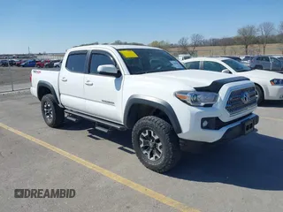2017 Toyota Tacoma SR5 z VIN 5TFCZ5AN7HX105339, wystawiony jako IAAI lot #42052902 z przebiegiem 110 634 mil mil oraz . Historia ofert i sprzedaży dostępna na DreamBid. Obrazek 1.