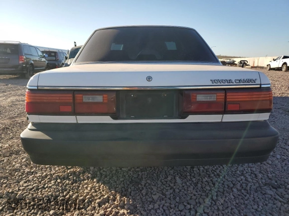 1989 Toyota Camry z VIN 4T1SV24E5KU019985, wystawiony jako Copart lot #81200104 z przebiegiem 207 103 mil mil oraz Szkoda całkowita • Salvage title. Historia ofert i sprzedaży dostępna na DreamBid. Obrazek 6.