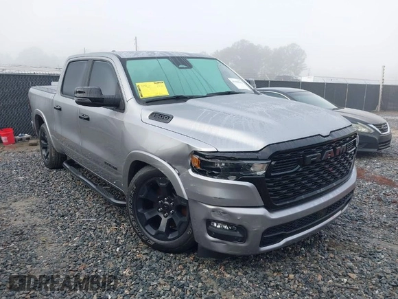 2025 Ram 1500 Big Horn z VIN 1C6SRFFP5SN502795, wystawiony jako IAAI lot #41498981 z przebiegiem 6 565 mil mil oraz . Historia ofert i sprzedaży dostępna na DreamBid. Obrazek 1.
