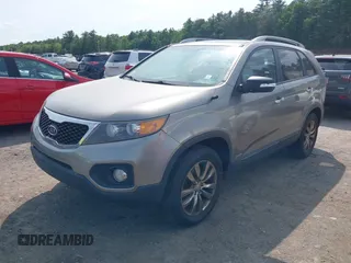 2011 Kia Sorento EX z VIN 5XYKUDA24BG064639, wystawiony jako IAAI lot #42369960 z przebiegiem 133 687 mil mil oraz . Historia ofert i sprzedaży dostępna na DreamBid. Obrazek 2.