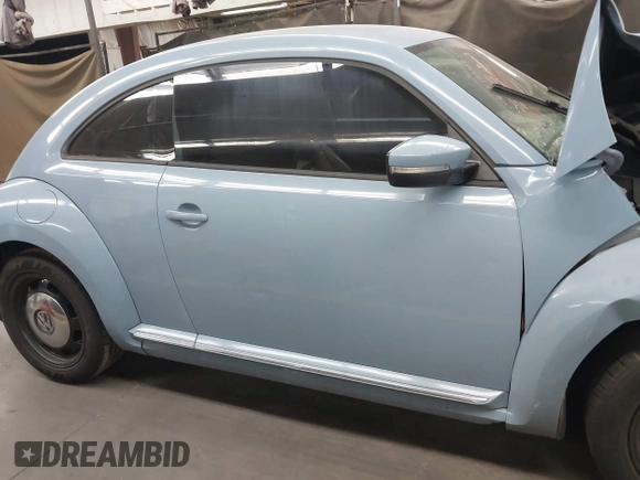 2014 Volkswagen Beetle 1.8T z VIN 3VWJ17AT8EM662235, wystawiony jako IAAI lot #42371906 z przebiegiem 118 173 mil mil oraz . Historia ofert i sprzedaży dostępna na DreamBid. Obrazek 13.