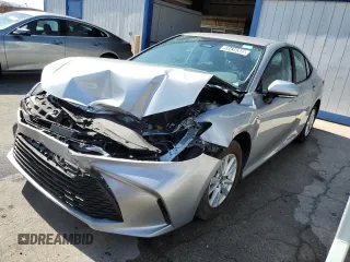 2025 Toyota Camry LE z VIN 4T1DAACK8SU058480, wystawiony jako Copart lot #59439305 z przebiegiem 88 mil mil oraz Czysty tytuł • Clean title. Historia ofert i sprzedaży dostępna na DreamBid. Obrazek 1.