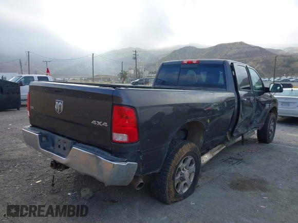 2017 Ram 2500 SLT z VIN 3C6UR5JL4HG570952, wystawiony jako IAAI lot #41456094 z przebiegiem 245 785 mil mil oraz . Historia ofert i sprzedaży dostępna na DreamBid. Obrazek 4.