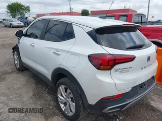 2024 Buick Encore GX Preferred z VIN KL4AMCSL0RB167004, wystawiony jako IAAI lot #42526814 z przebiegiem 19 146 mil mil oraz . Historia ofert i sprzedaży dostępna na DreamBid. Obrazek 3.