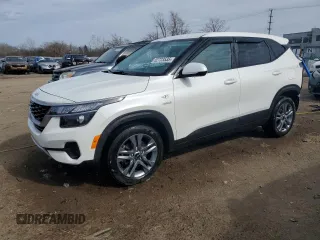 2023 Kia Seltos LX z VIN KNDEPCAA3P7450219, wystawiony jako Copart lot #52723535 z przebiegiem 33 574 mil mil oraz Szkody całkowita. Historia ofert i sprzedaży dostępna na DreamBid. Obrazek 1.