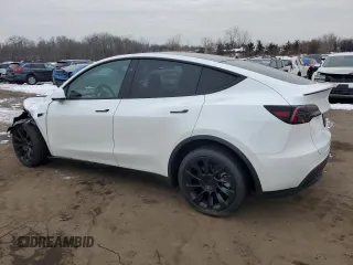 2025 Tesla Model Y Long Range z VIN 7SAYGDEE4SA357731, wystawiony jako Copart lot #44438785 z przebiegiem 1877 mil mil oraz Szkoda całkowita • Salvage title. Historia ofert i sprzedaży dostępna na DreamBid. Obrazek 2.