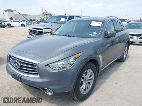 2015 Infiniti QX70 z VIN JN8CS1MU7FM380583, wystawiony jako IAAI lot #41937766 z przebiegiem 144 618 mil mil oraz . Historia ofert i sprzedaży dostępna na DreamBid. Obrazek 2.
