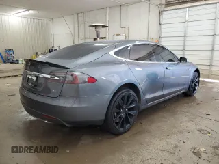 2013 Tesla Model S z VIN 5YJSA1DN0DFP26935, wystawiony jako Copart lot #45081995 z przebiegiem 120 048 mil mil oraz Szkoda całkowita • Salvage title. Historia ofert i sprzedaży dostępna na DreamBid. Obrazek 3.