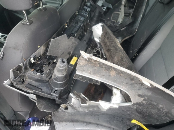 2016 Ford Escape SE z VIN 1FMCU9G93GUC68226, wystawiony jako Copart lot #56764355 z przebiegiem Nie podano mil oraz Szkoda całkowita • Salvage title. Historia ofert i sprzedaży dostępna na DreamBid. Obrazek 13.