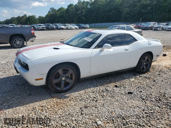 2013 Dodge Challenger SXT z VIN 2C3CDYAG0DH595482, wystawiony jako Copart lot #52610005 z przebiegiem 97 470 mil mil oraz Szkoda całkowita • Salvage title. Historia ofert i sprzedaży dostępna na DreamBid. Obrazek 1.