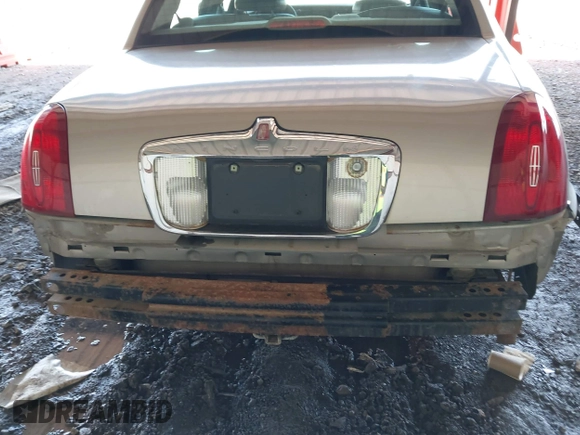 2000 Lincoln Town Car Signature z VIN 1LNHM82W1YY869805, wystawiony jako IAAI lot #42051938 z przebiegiem 125 940 mil mil oraz . Historia ofert i sprzedaży dostępna na DreamBid. Obrazek 6.