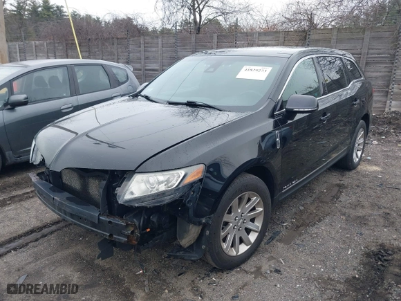 2018 Lincoln MKT with VIN 2LMHJ5NKXJBL01592, listed as a IAAI auction lot 41829273 with 323,274 mi miles. Bid and sale history available at carsss.com. Image 17.
