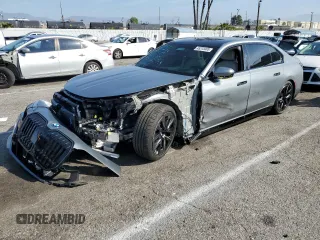 2024 BMW i7 xDrive60 z VIN WBY53EJ02RCS73072, wystawiony jako Copart lot #45313405 z przebiegiem 5890 mil mil oraz Szkody całkowita. Historia ofert i sprzedaży dostępna na DreamBid. Obrazek 1.