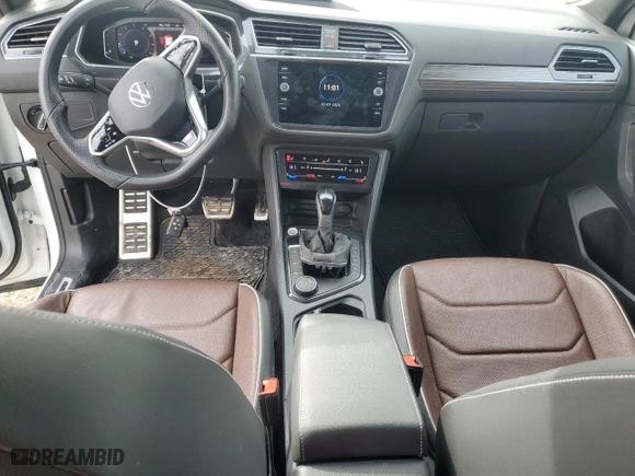 2022 Volkswagen Tiguan SEL R-Line with VIN 3VV4B7AX4NM103217, listed as a Copart auction lot 43906805 with 17,990 mi miles and Salvage Title. Bid and sale history available at carsss.com. Image 8.