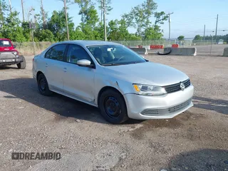 2014 Volkswagen Jetta SE z VIN 3VWD17AJ3EM227750, wystawiony jako IAAI lot #42451317 z przebiegiem 138 666 mil mil oraz . Historia ofert i sprzedaży dostępna na DreamBid. Obrazek 1.