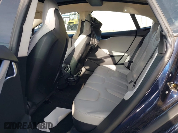 2014 Tesla Model S 60 z VIN 5YJSA1H11EFP30596, wystawiony jako IAAI lot #42235901 z przebiegiem 143 837 mil mil oraz . Historia ofert i sprzedaży dostępna na DreamBid. Obrazek 8.