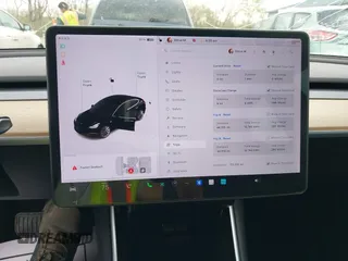2018 Tesla Model 3 Long Range Battery z VIN 5YJ3E1EA7JF035546, wystawiony jako IAAI lot #42064239 z przebiegiem 113 210 mil mil oraz . Historia ofert i sprzedaży dostępna na DreamBid. Obrazek 18.
