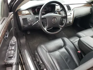 2008 Cadillac DTS Professional 1SH z VIN 1GEEH00Y48U500050, wystawiony jako Copart lot #79933984 z przebiegiem 62 486 mil mil oraz Szkody całkowita. Historia ofert i sprzedaży dostępna na DreamBid. Obrazek 8.