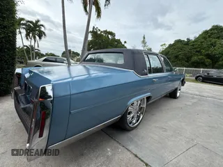 1988 Cadillac Brougham z VIN 1G6DW51Y1J9710932, wystawiony jako Copart lot #82010974 z przebiegiem 72 122 mil mil oraz Tytuł czysty. Historia ofert i sprzedaży dostępna na DreamBid. Obrazek 4.