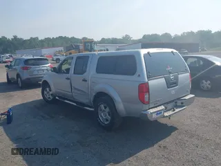2008 Nissan Frontier SE z VIN 1N6AD07U38C435118, wystawiony jako IAAI lot #42472598 z przebiegiem 158 538 mil mil oraz . Historia ofert i sprzedaży dostępna na DreamBid. Obrazek 3.
