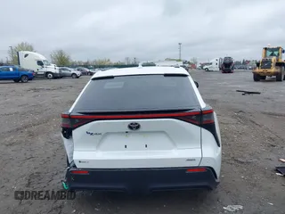 2024 Toyota bZ4X XLE z VIN JTMABACA6RA079545, wystawiony jako IAAI lot #42013641 z przebiegiem 1 550 mil mil oraz . Historia ofert i sprzedaży dostępna na DreamBid. Obrazek 17.