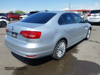 2015 Volkswagen Jetta SE z VIN 3VWD17AJ4FM336834, wystawiony jako IAAI lot #41953192 z przebiegiem 40 893 mil mil oraz . Historia ofert i sprzedaży dostępna na DreamBid. Obrazek 4.