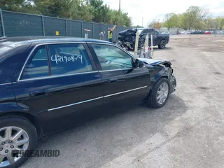 2009 Cadillac DTS 1SC z VIN 1G6KD57Y29U141800, wystawiony jako IAAI lot #42190874 z przebiegiem 115 043 mil mil oraz . Historia ofert i sprzedaży dostępna na DreamBid. Obrazek 6.