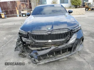 2024 BMW i5 eDrive40 z VIN WBY33FK01RCR58515, wystawiony jako Copart lot #76064474 z przebiegiem 19 000 mil mil oraz Szkody całkowita. Historia ofert i sprzedaży dostępna na DreamBid. Obrazek 5.