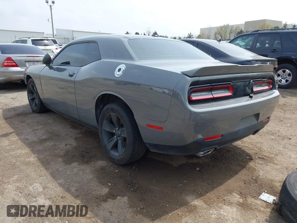 2018 Dodge Challenger SXT z VIN 2C3CDZAG9JH229506, wystawiony jako IAAI lot #41915902 z przebiegiem 145 486 mil mil oraz . Historia ofert i sprzedaży dostępna na DreamBid. Obrazek 3.