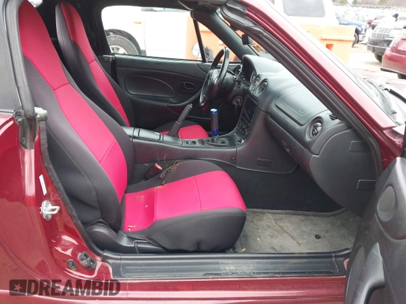 2003 Mazda MX-5 Miata Cloth z VIN JM1NB353X30308589, wystawiony jako IAAI lot #41454795 z przebiegiem 110 940 mil mil oraz . Historia ofert i sprzedaży dostępna na DreamBid. Obrazek 5.