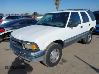1997 GMC Jimmy SL with VIN 1GKCS13W0V2555186, listed as a IAAI auction lot 41818612 with 370,625 mi miles. Bid and sale history available at carsss.com. Image 2.
