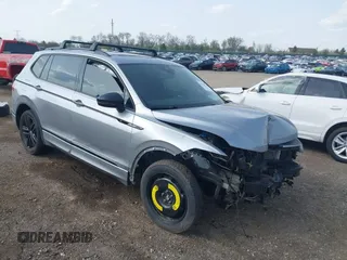 2022 Volkswagen Tiguan SE R-Line Black z VIN 3VV8B7AX7NM030703, wystawiony jako IAAI lot #42135974 z przebiegiem 57 116 mil mil oraz . Historia ofert i sprzedaży dostępna na DreamBid. Obrazek 1.