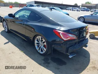 2013 Hyundai Genesis Coupe Track z VIN KMHHU6KJXDU113335, wystawiony jako IAAI lot #42157838 z przebiegiem 128 366 mil mil oraz . Historia ofert i sprzedaży dostępna na DreamBid. Obrazek 3.