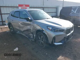 2025 BMW X1 xDrive28i z VIN WBX73EF08S5221493, wystawiony jako IAAI lot #42499508 z przebiegiem 3 464 mil mil oraz . Historia ofert i sprzedaży dostępna na DreamBid. Obrazek 1.